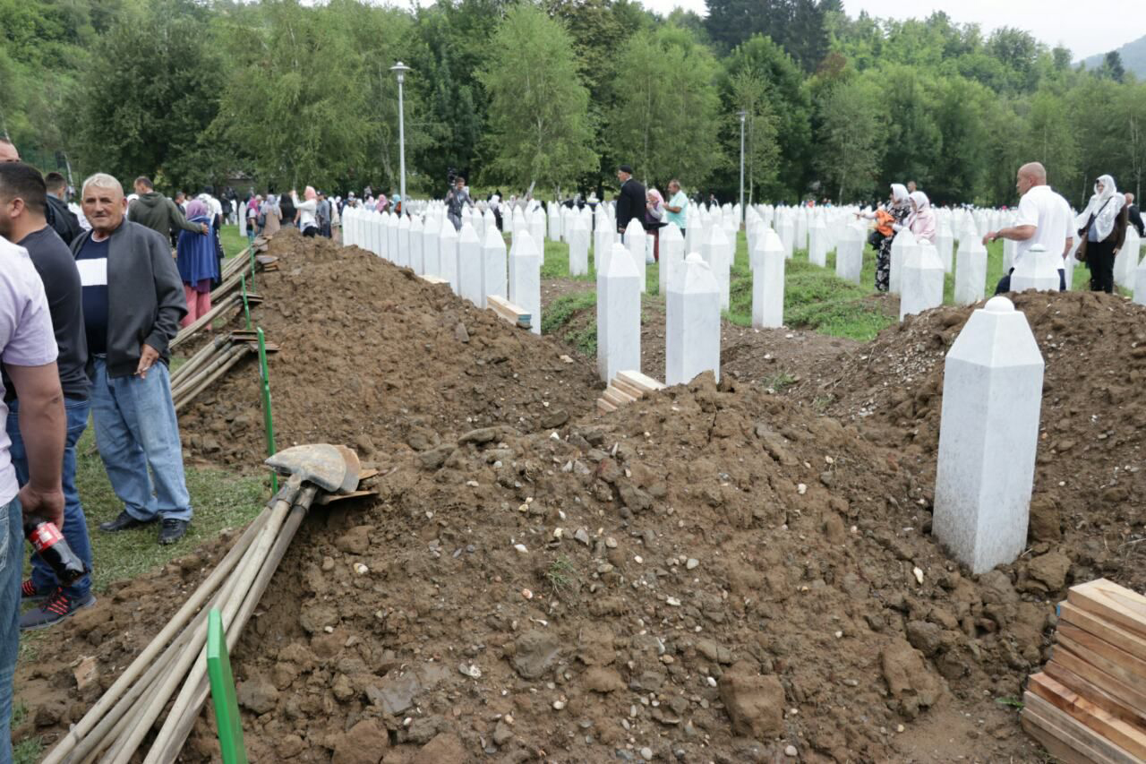 Foto Obljetnica Genocida Tisu E Ljudi Pristi U U Srebrenicu Na