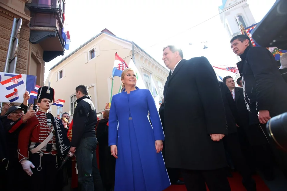 Decentna Elegantna I Savr Eno Dotjerana U Plavom