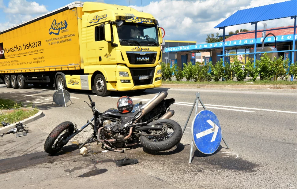 Prometna Nesre A Kod Karlovca Motociklist Naletio Na Kamion I Poginuo