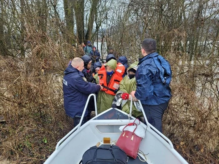 VIDEO FOTO Policija iz Save spasila 13 Kubanaca među njima i dvoje djece