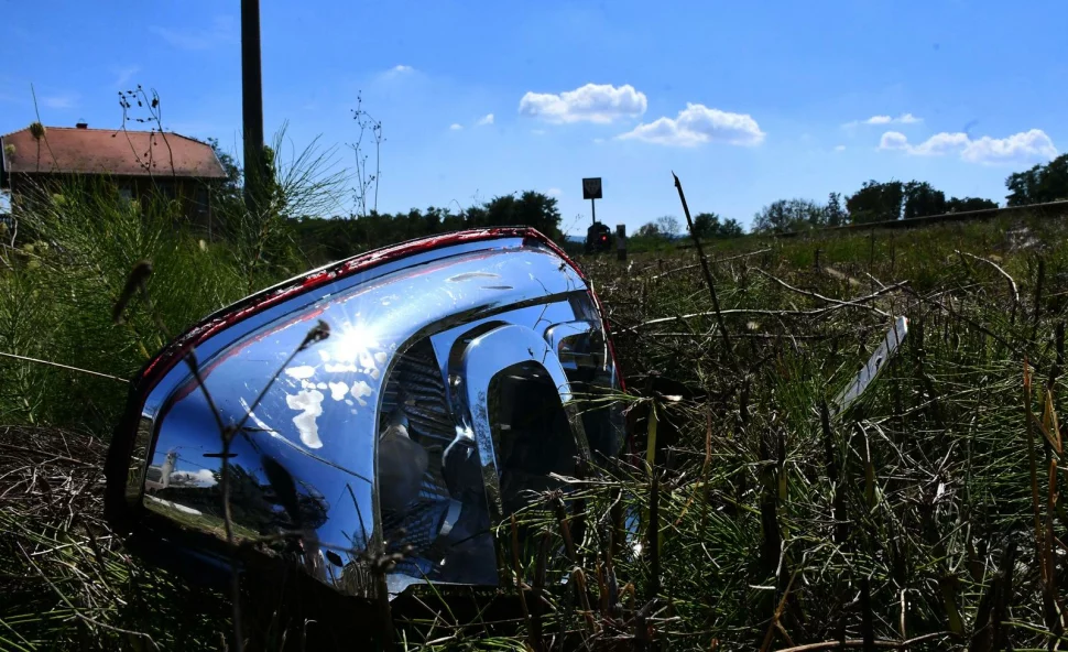 Teretni vlak naletio na automobil kod Požege i vozačica i suvozačica su