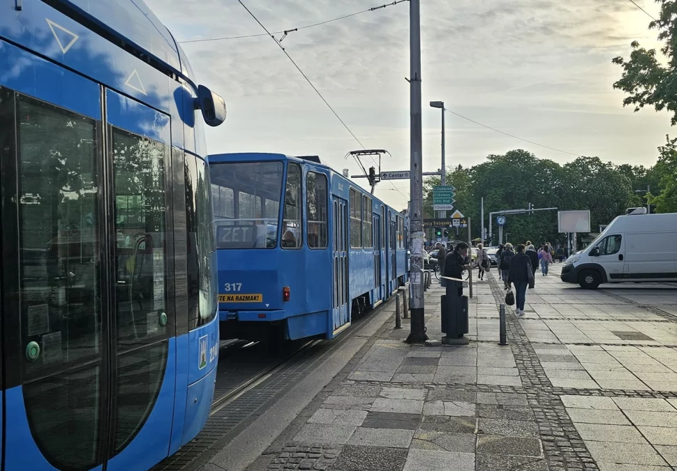 Prometni kolaps u Zagrebu Tramvaj iskočio iz tračnica