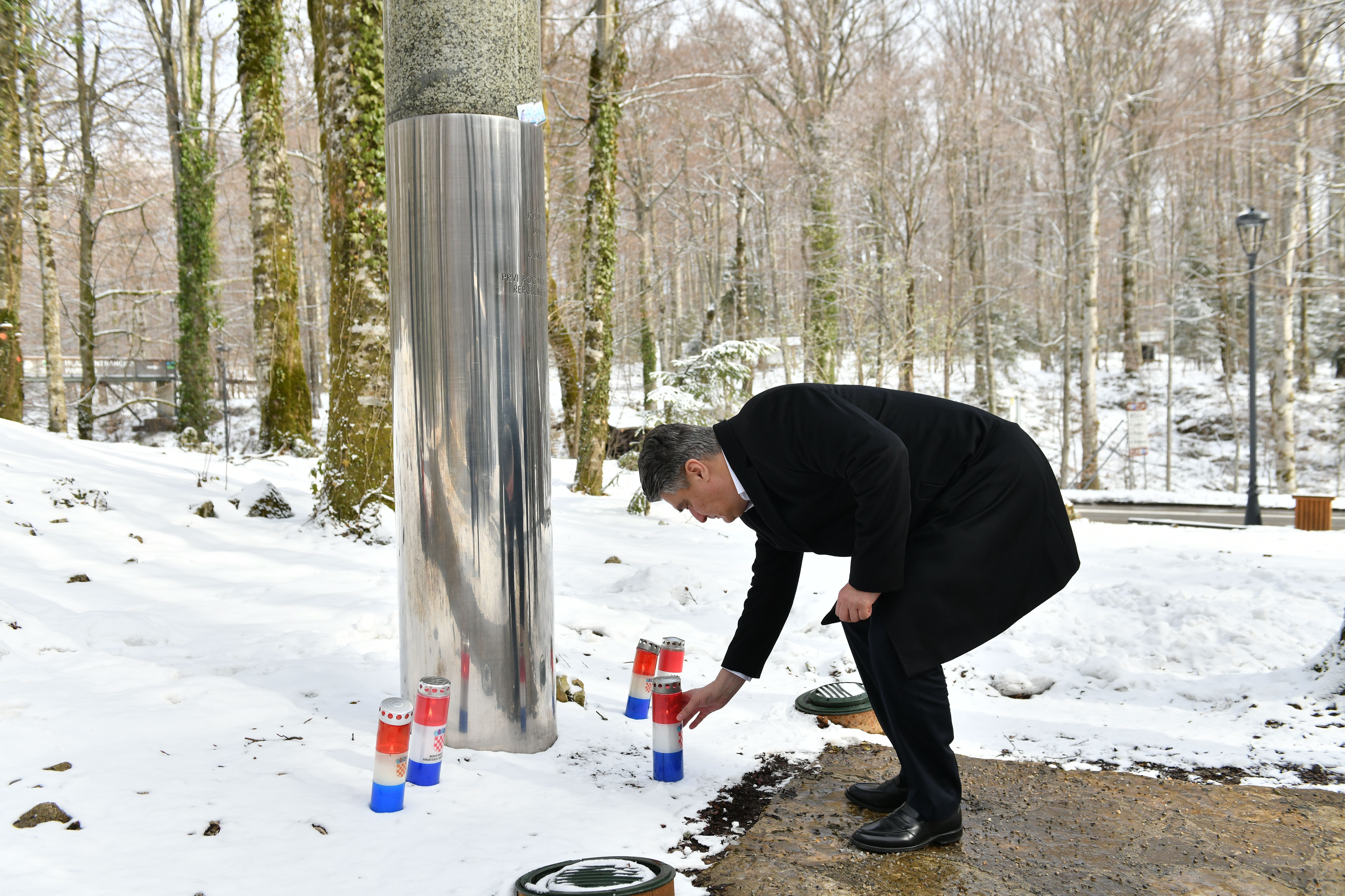 SJEĆANJE NA KRVAVI USKRS: Predsjednik RH Zoran Milanović zapalio svijeću kod spomen-obilježja Josipu Joviću na Plitvičkim jezerima