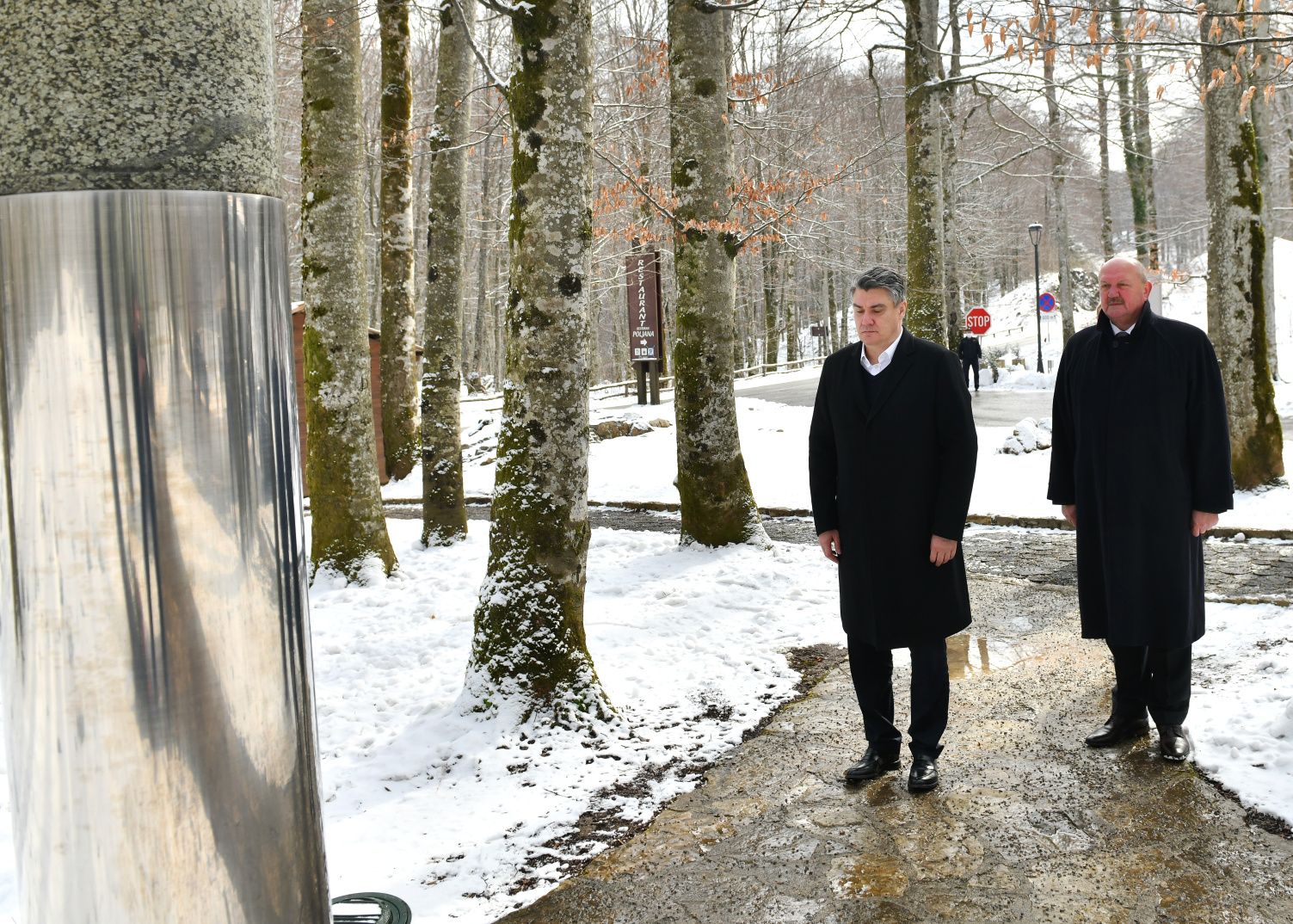 SJEĆANJE NA KRVAVI USKRS: Predsjednik RH Zoran Milanović zapalio svijeću kod spomen-obilježja Josipu Joviću na Plitvičkim jezerima