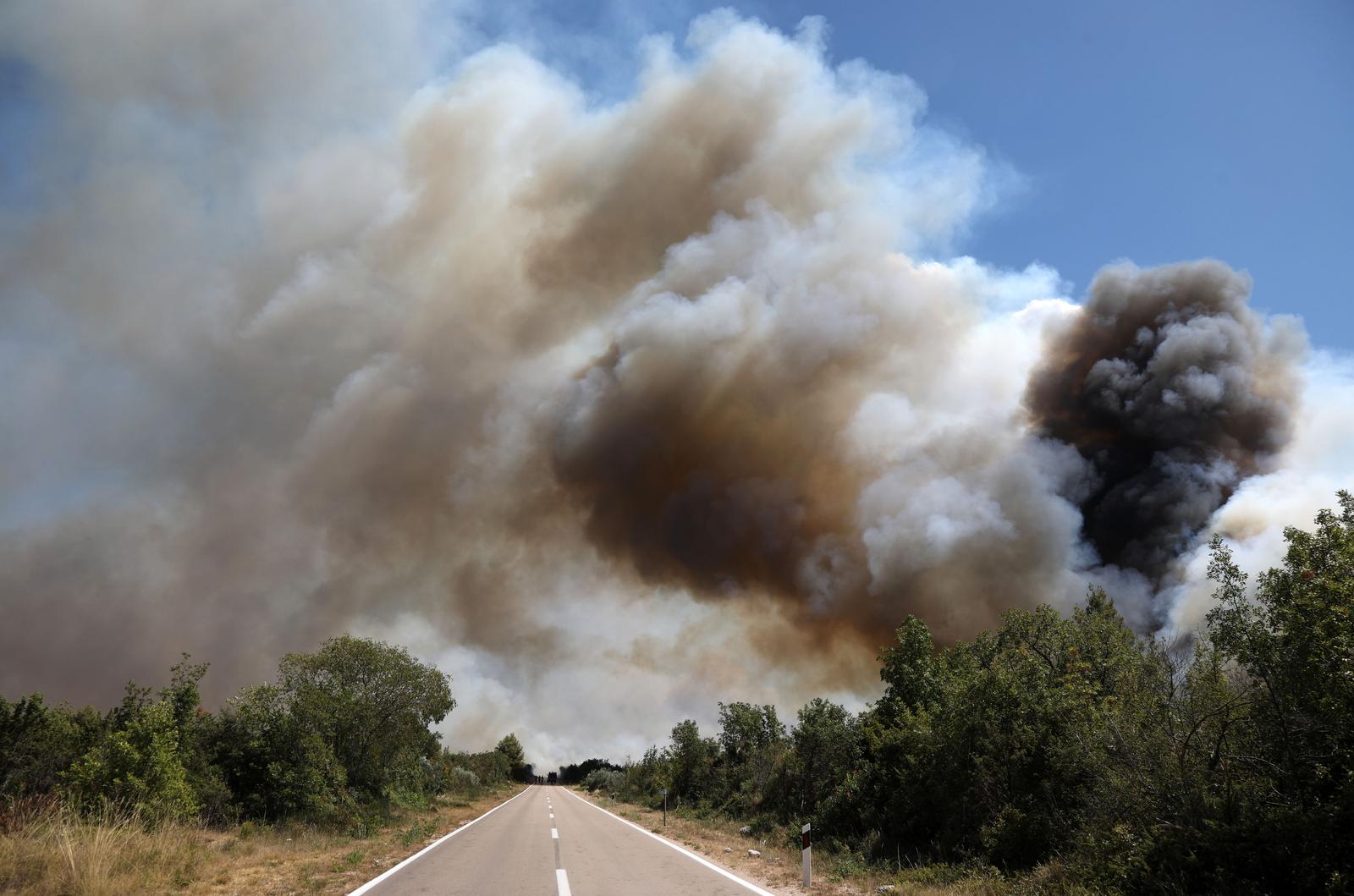 Video Foto Dalmacija U Plamenu Traje Evakuacija Stanovnika Brodovima