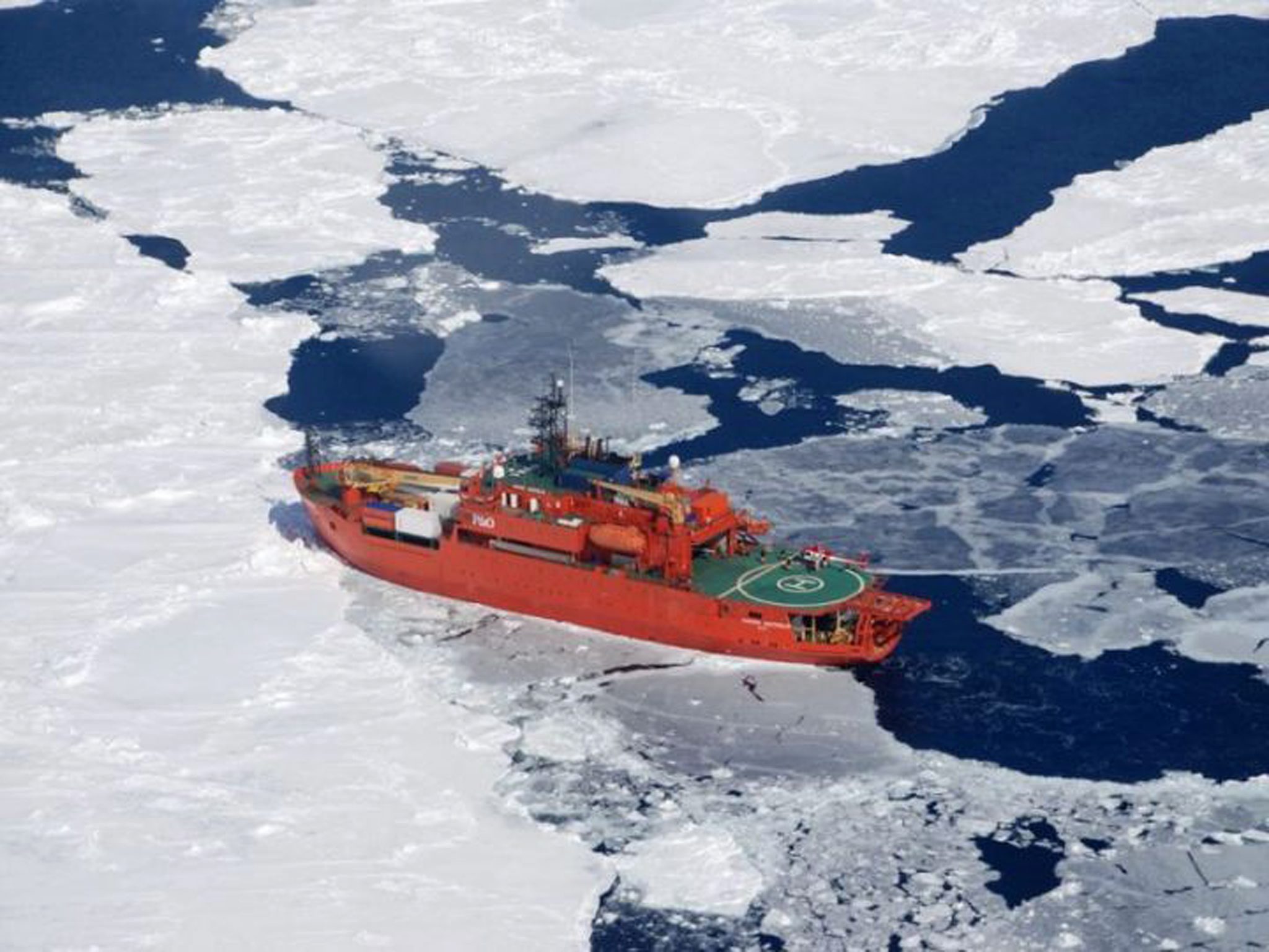 Территория судна. Ледокол академик Шокальский. Aurora Australis ледокол. Aurora Australis Icebreaker. Вертолетная площадка на ледоколе.