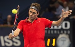 epa04460005 Switzerland's Roger Federer returns to Uzbekistan's Denis Istomin during their round of sixteen match at the Swiss Indoors tennis tournament at the St. Jakobshalle in Basel, Switzerland, 23 October 2014. EPA/GEORGIOS KEFALAS