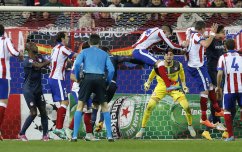 epa04505277 Atletico Madrid's Mario Mandzukic (3-R) heads the ball to score the 4-0 during the UEFA Champions League group A match between Atletico Madrid vs Olympiacos at Vicente Calderon stadium in Madrid, Spain, 26 November 2014. EPA/ALBERTO MARTIN
