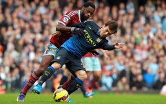 epa04463107 West Ham's Alex Song (L) and Manchester City's David Silva in action during the English Premier League soccer match between West Ham United and Manchester City at Upton Park, London, Britain, 25 October 2014. EPA/SEAN DEMPSEY DataCo terms and conditions apply. http://www.epa.eu/files/Terms%20and%20Conditions/DataCo_Terms_and_Conditions.pdf