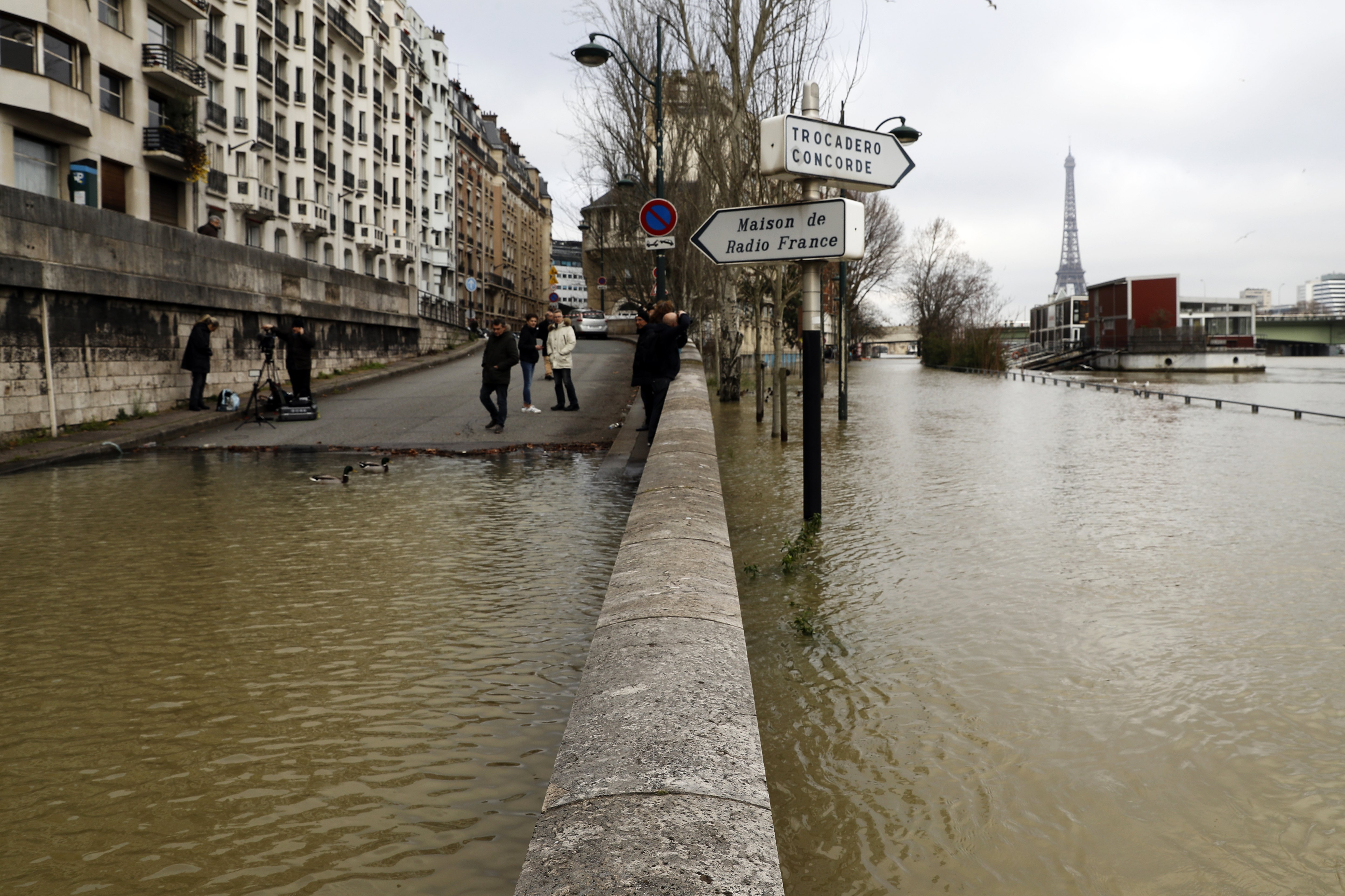 Улица водная. Париж затопило 2020. Сена река Париж наводнение. Разлив Сены в Париже. Река в Париже вышла из берегов сена.