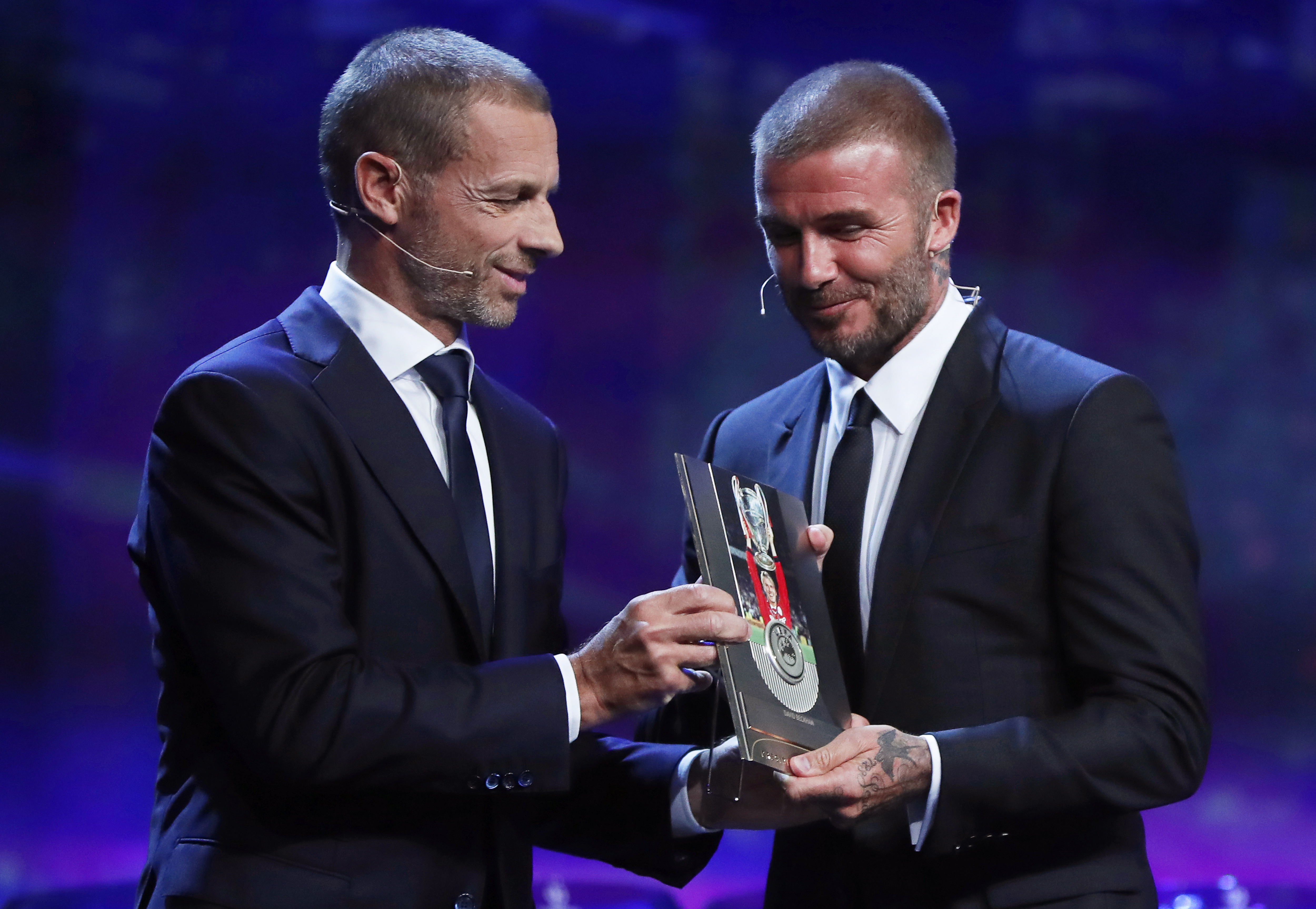 President award. Награды футболистам. Чеферин Benzema. УЕФА церемония. Чеферин награждает.