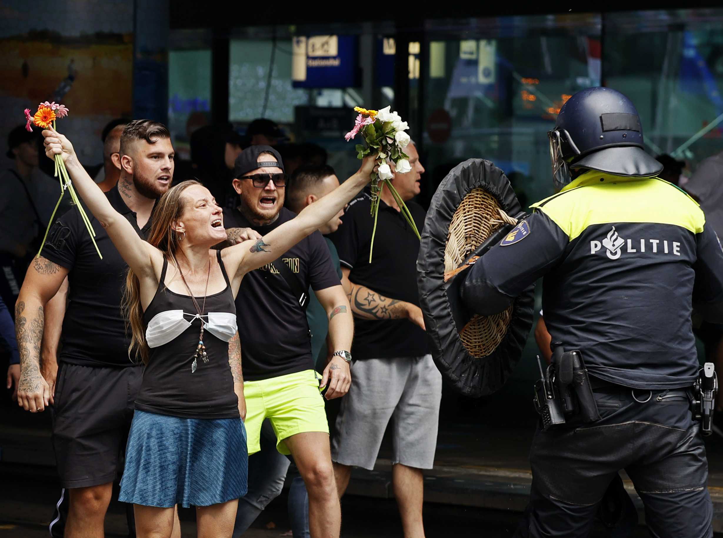 События в нидерландах. Акции протеста в Нидерландах. Беспорядки в Нидерландах. Против Голландии.