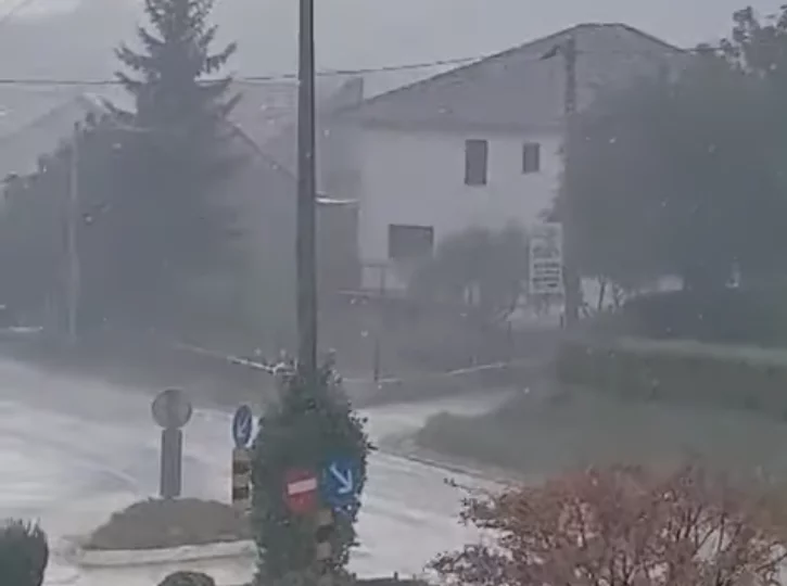 VIDEO Snažno Grmljavinsko Nevrijeme Pogodilo Sinj, Temperatura Se ...