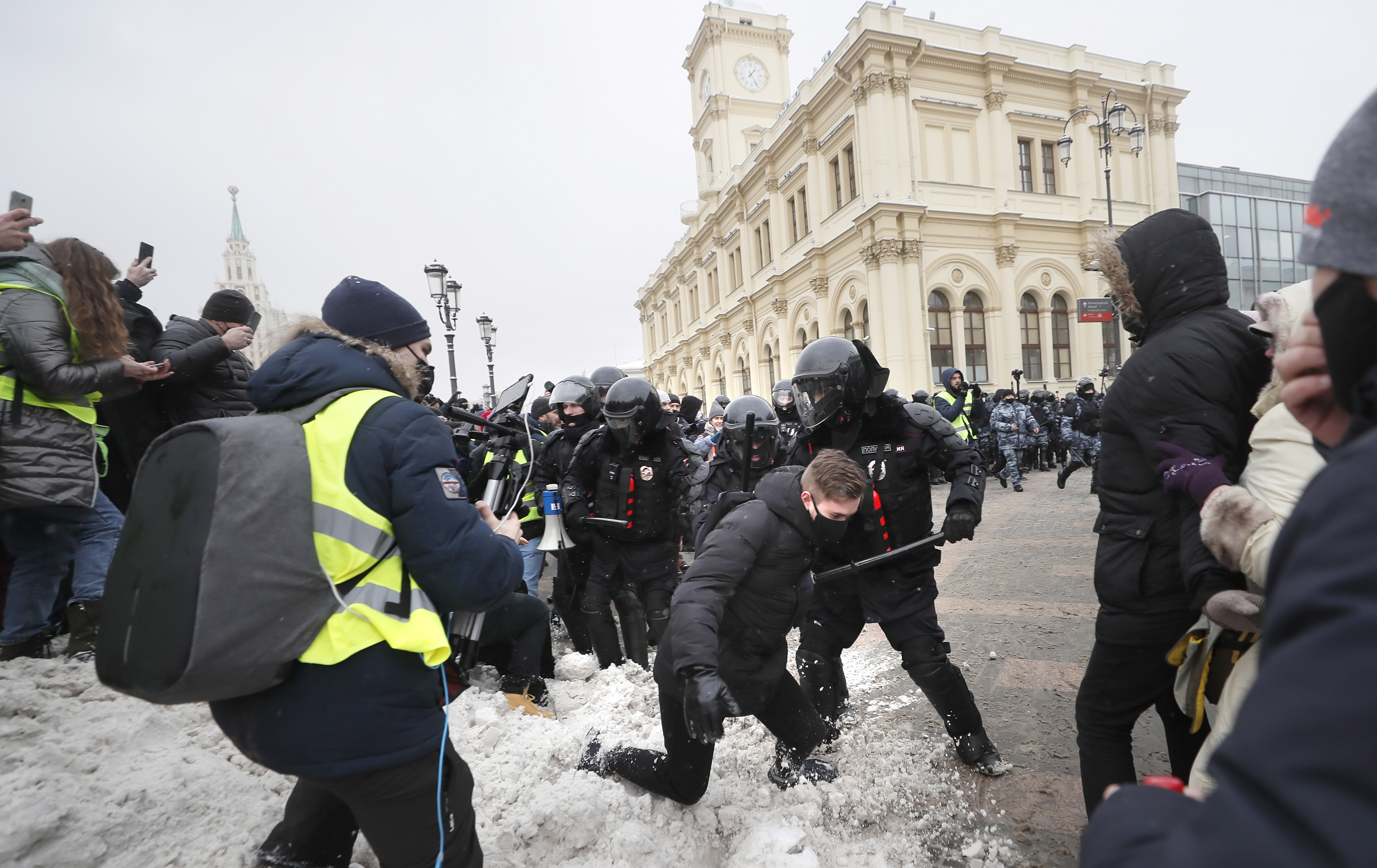 Чрезвычайное положение в мае. Протест-бунт. Протесты в РФ. Монархических протест.