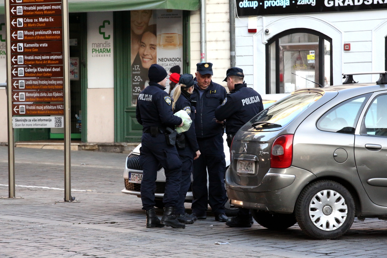 Policija Objavila Detalje: Muškarac Tukao Suprugu Dok Je U Naručju ...