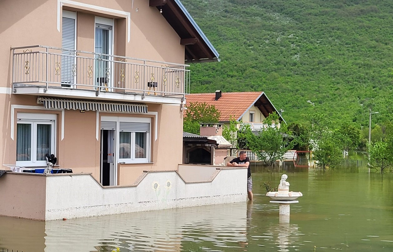 Srb Zbog Poplave Potpuno Odsječen Hgss Spašava Pothlađenu ženu Pojavila Se I Klizišta