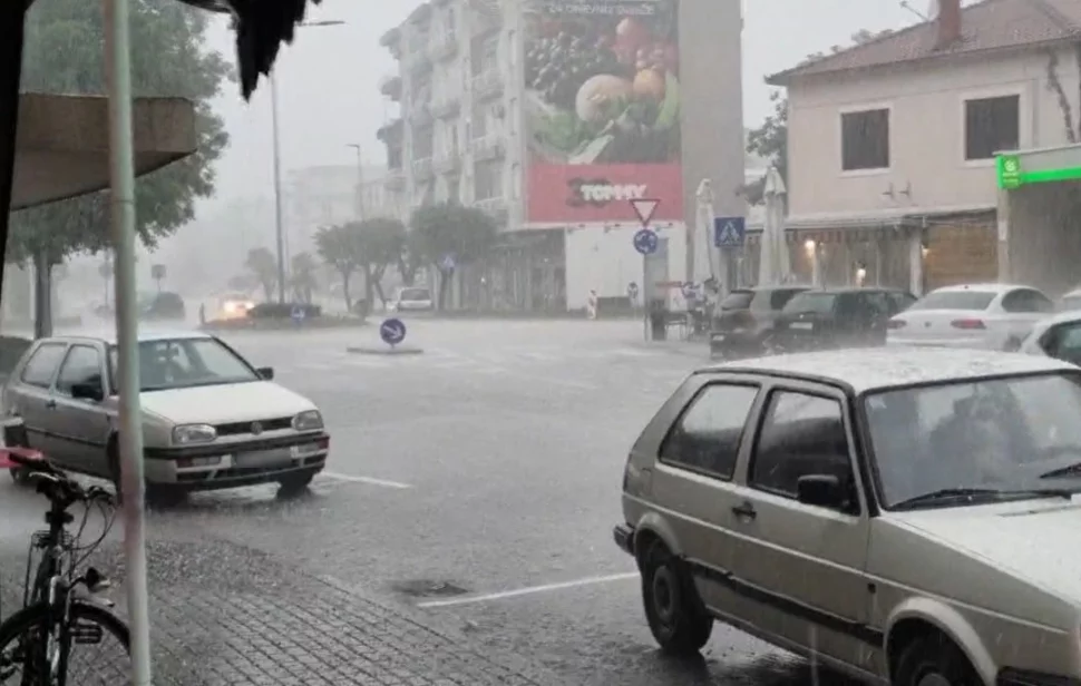 VIDEO Tuča, Grmljavina I Poplavljene Ulice: Jako Nevrijeme Pogodilo ...