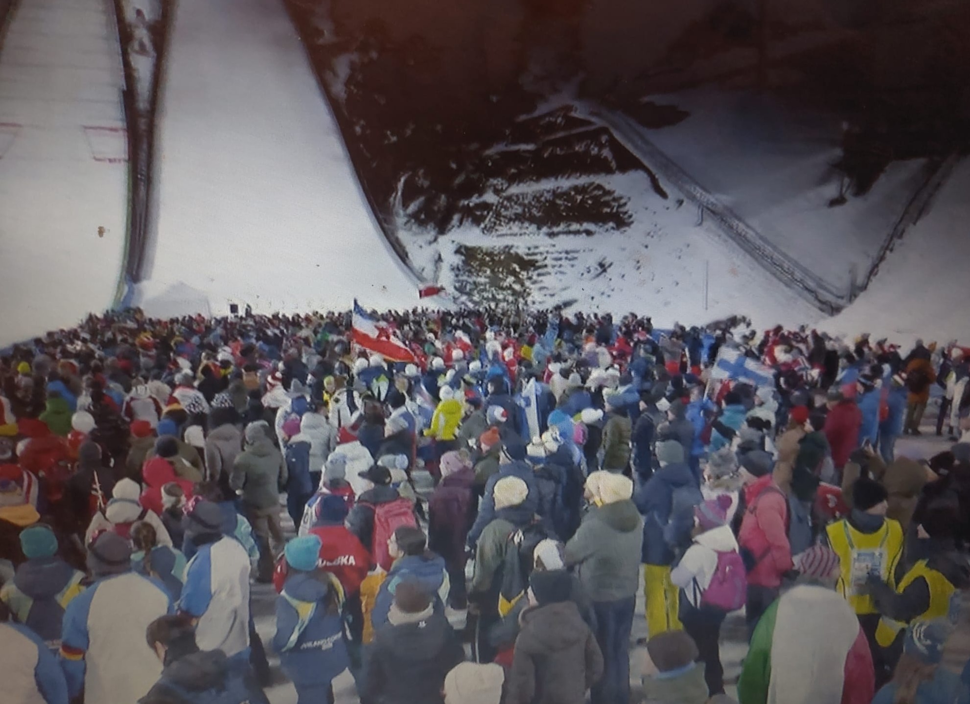 Šokantni kadrovi na Olimpijskim igrama: Jugoslavenska zastava među navijačima