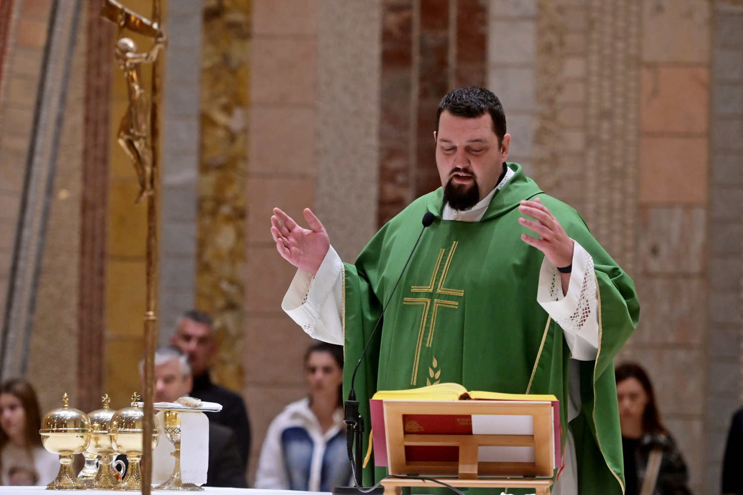 Svećenik postavio ključno pitanje i presjekao rutinu vjernika: 'Hoćete li biti dio svjetine?'