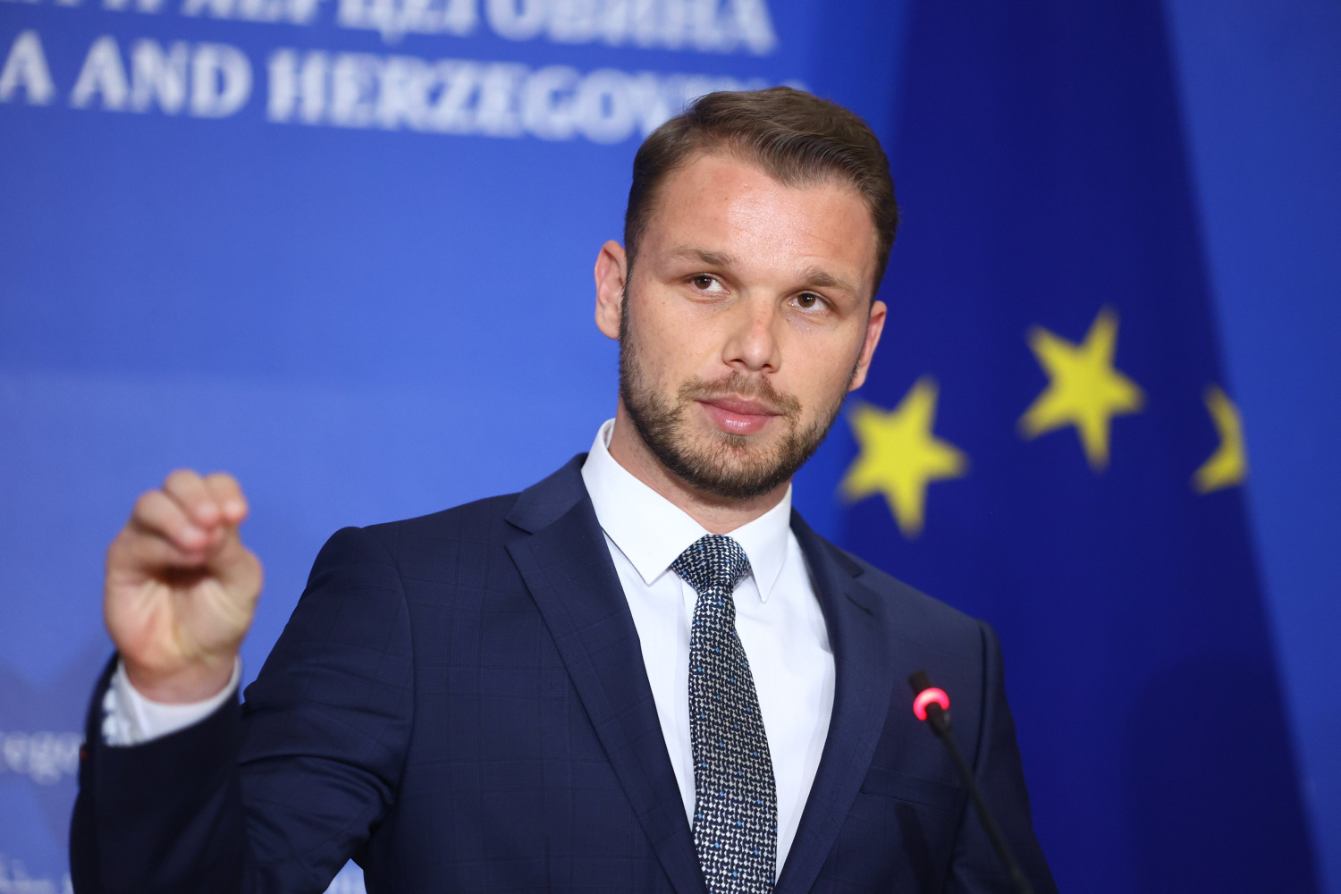 Stanivuković zadržan na hrvatskoj granici: Policija pretresla njegov skupocjeni automobil