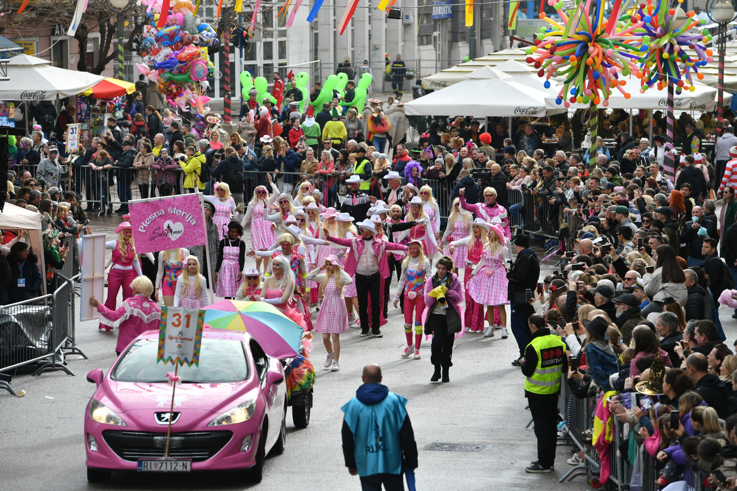 Neviđeno ludilo u Rijeci: Tisuće maski stižu na veliku povorku iz inozemstva