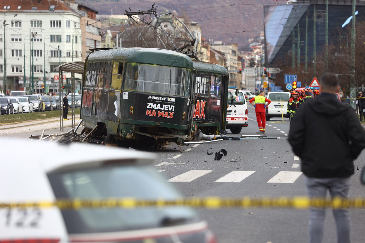 U Sarajevu iskliznuo tramvaj: Jedna osoba smrtno stradala, dvjema amputirana noga