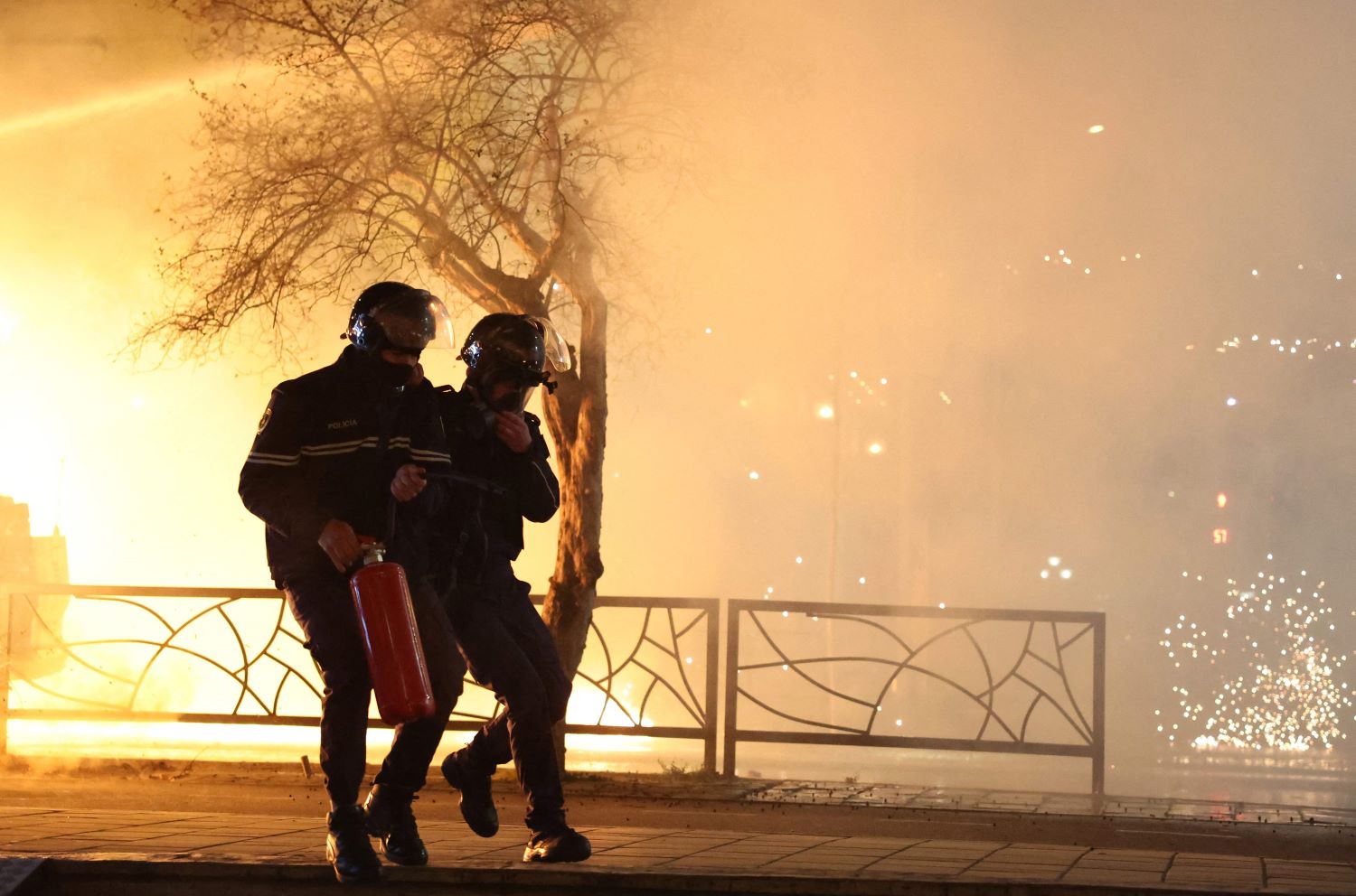 Molotovljevi kokteli letjeli na zgradu Vlade: Policija uzvratila vodenim topovima