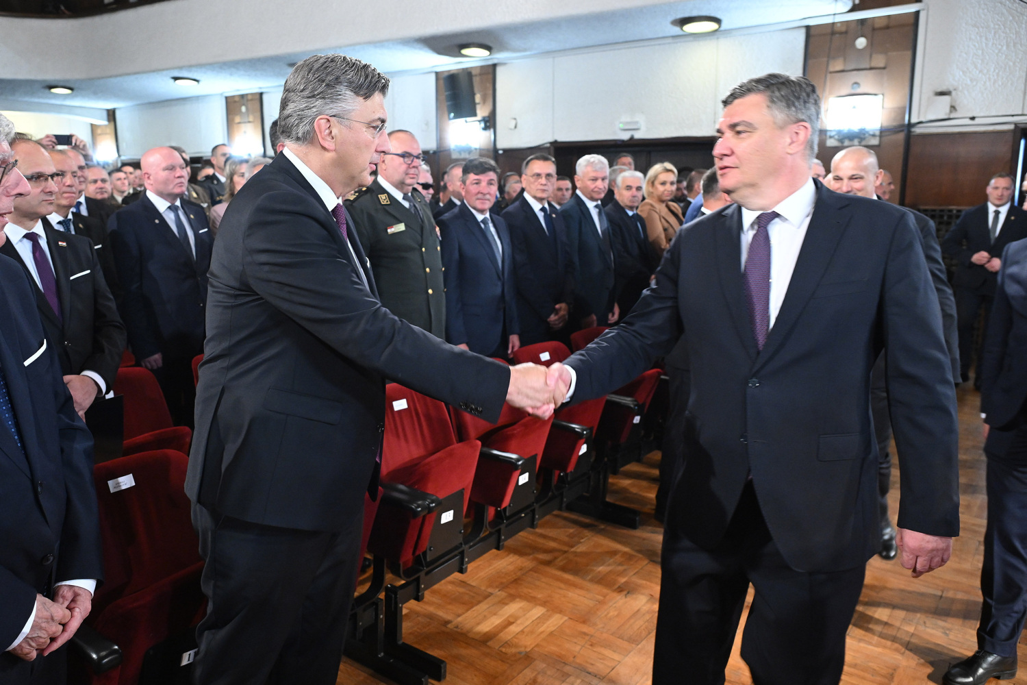 Dva centra moći uskoro za stolom, Hrvati im predložili temu: 'Kako smijeniti Milovanovića'