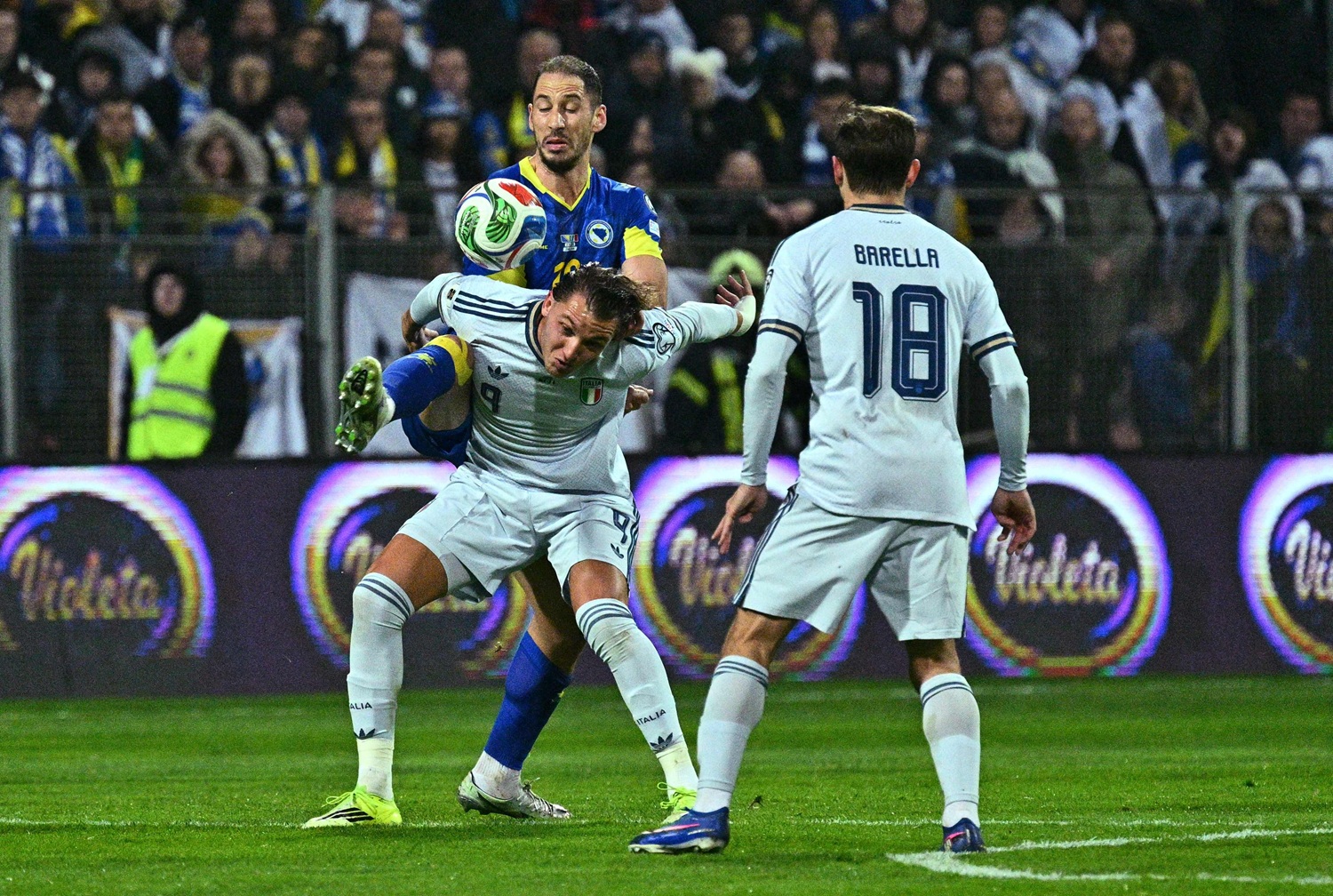 UŽIVO Talijani poveli nakon poklona vratara BiH: Zmajevi od 41. minute imaju igrača više