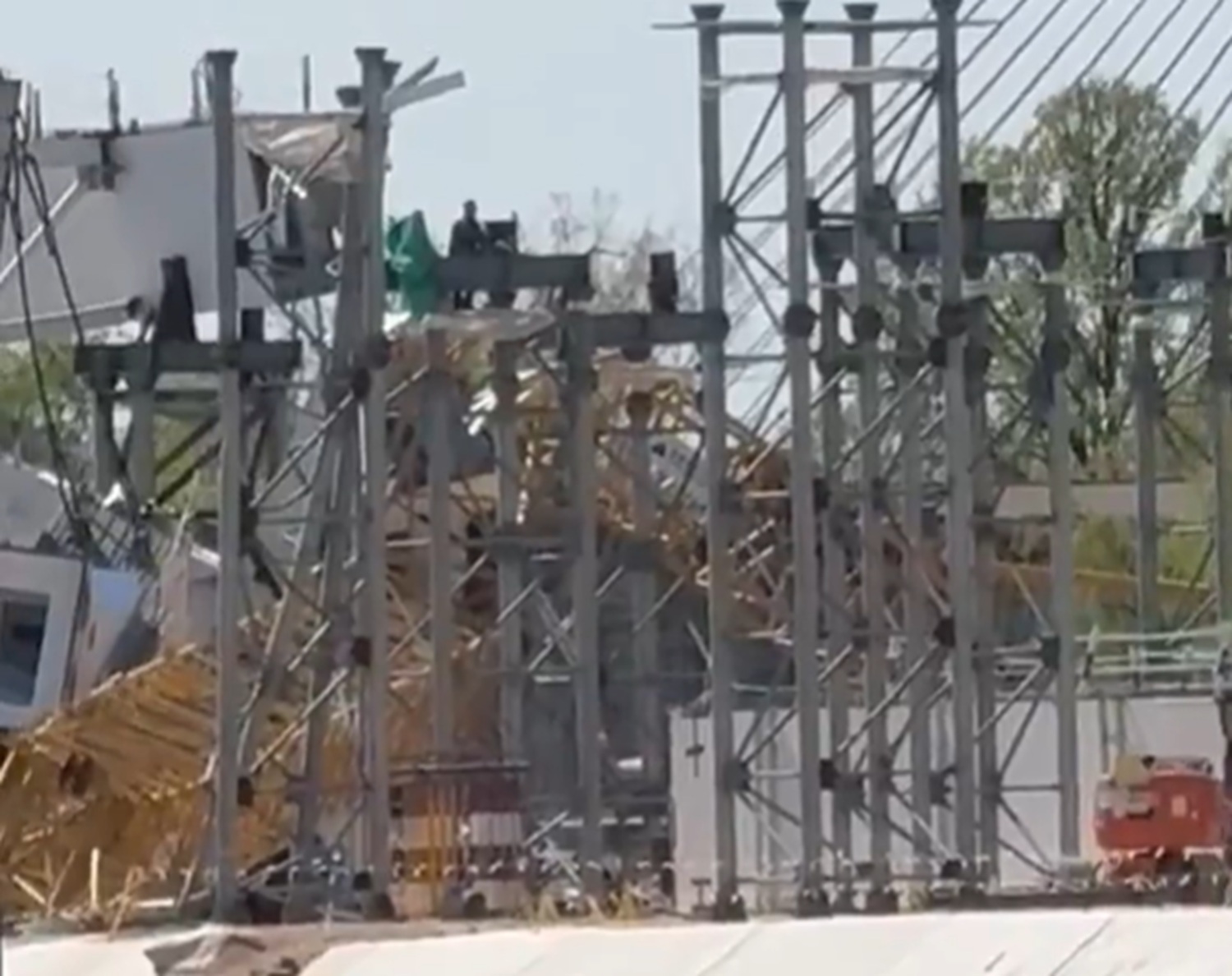 U Beogradu pao kran s teretom od oko 350 tona: Jedna osoba poginula