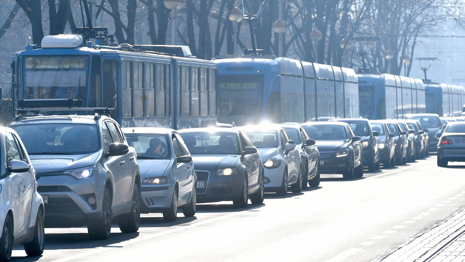 Jutarnji kaos u Zagrebu kod Cibone: Tramvaj iskočio iz tračnica