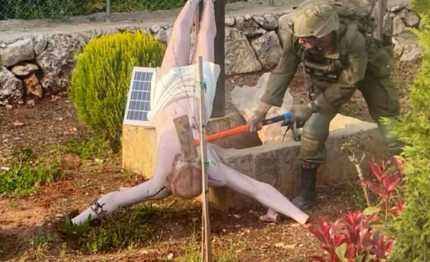 Izrael kaznio vojnike koji su čekićem razbili kip Isusa Krista u južnom Libanonu, ali ne sve