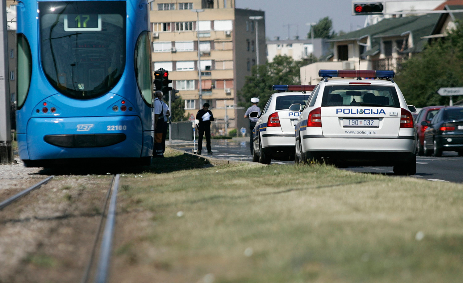 U Zagrebu se sudarili tramvaj i policija: Tramvaj iskočio iz tračnica, nastala panika