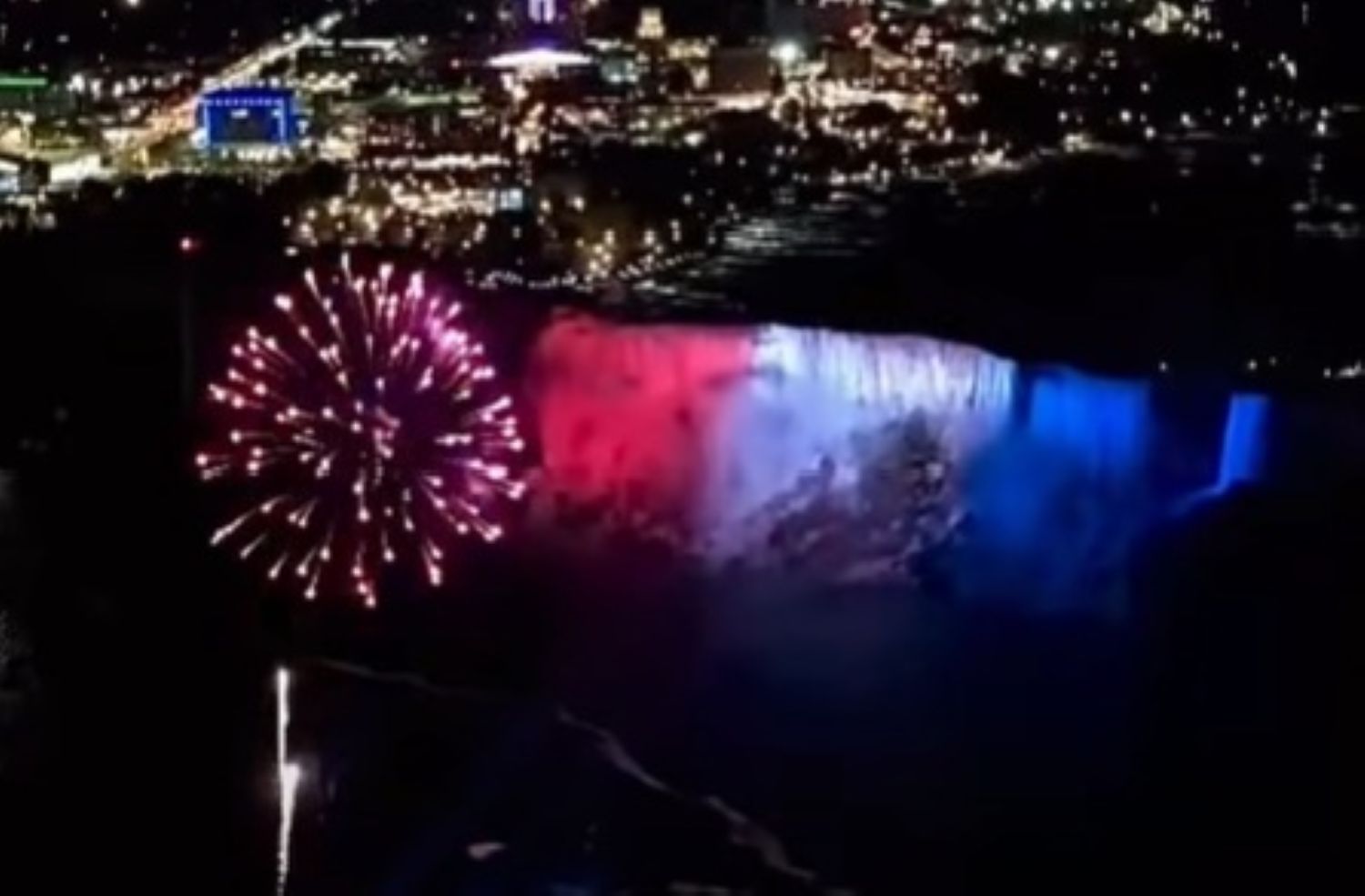 Impresivni prizori iz Kanade: Popularni slapovi Niagare zasjali u hrvatskim bojama