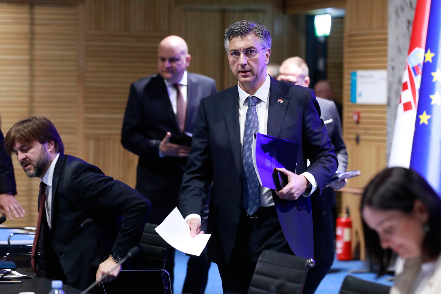 Što to radi naš nesuđeni guvernerov nasljednik? Skupinu Hrvata proglasio je ozloglašenima