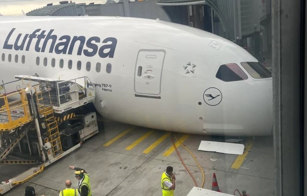 Video se širi društvenim mrežama: Boeing iznenada propao na pisti, ima ozlijeđenih