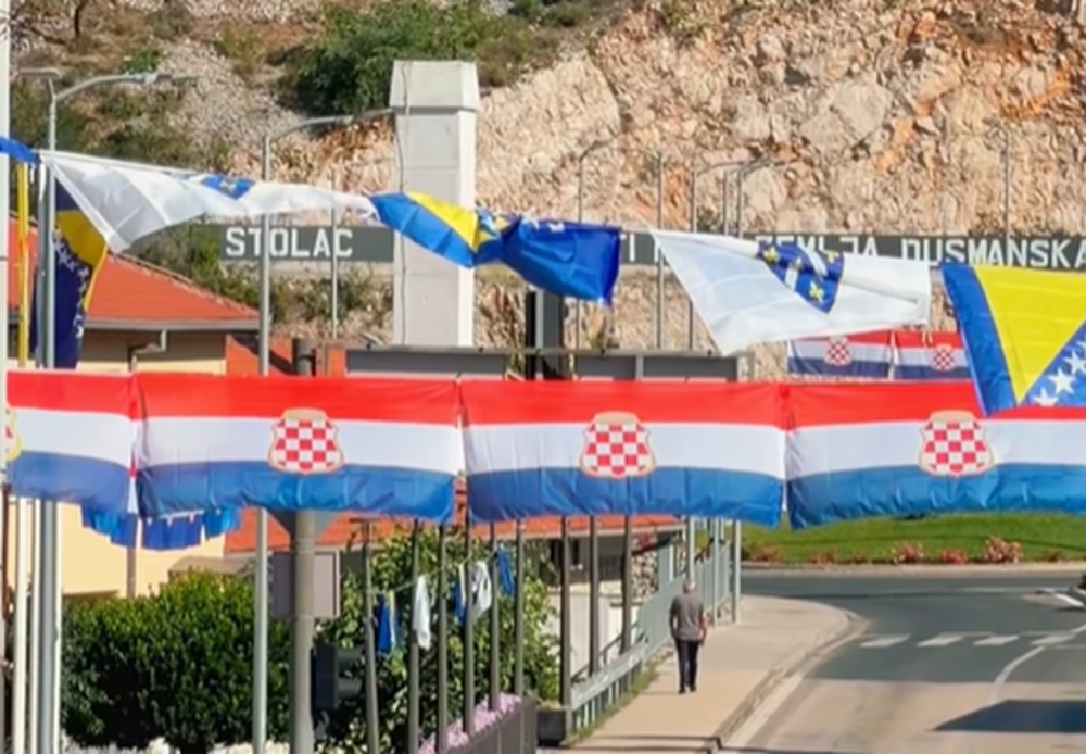 Hrvatske i bh. zastave jedne do drugih u Stocu: Pogledajte o