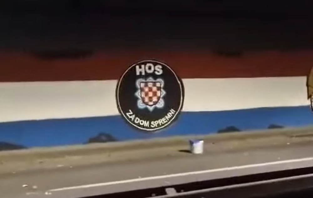 Prebojan dio HOS-ovog grba na muralu u podvožnjaku kod Vjesn