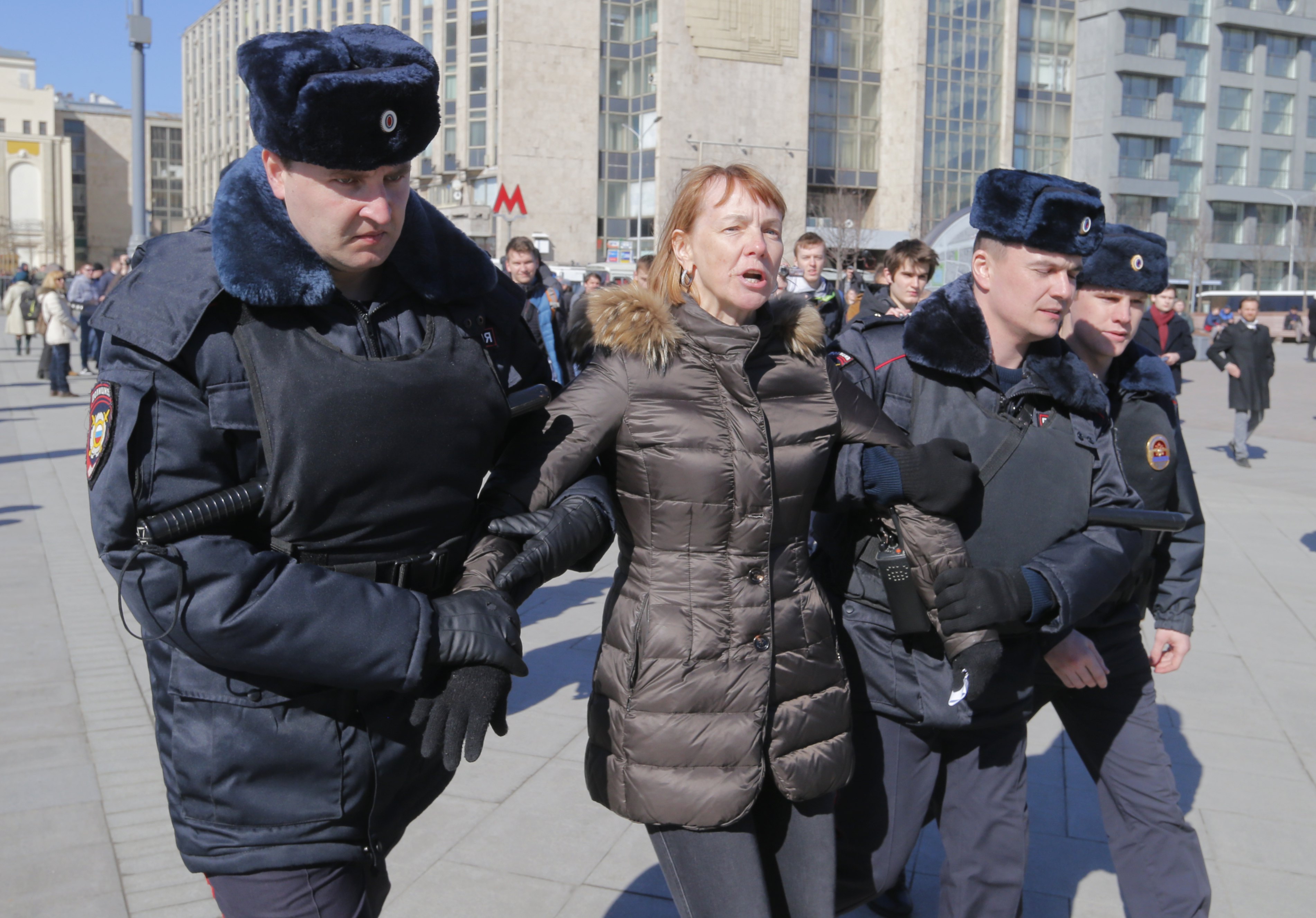 Шмон. Форма полиции на митинге. Полиция на митингах зимой. Полиция на митинге Россия зима. Девушка в форме на митинге.